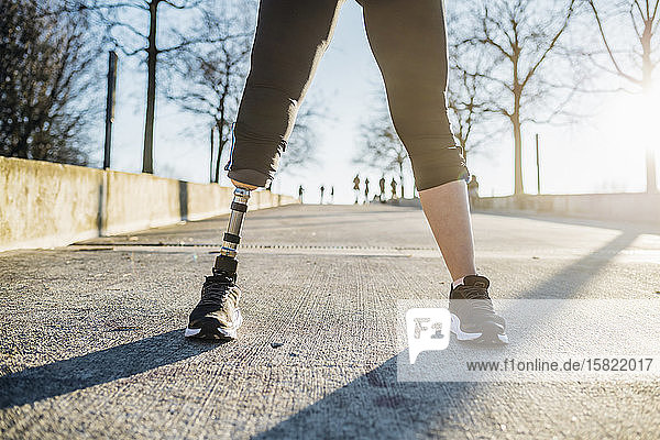 Nahaufnahme der Beine einer sportlichen Frau mit Beinprothese