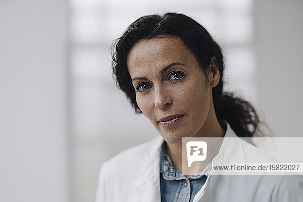 Porträt einer selbstbewussten Ärztin  die in die Kamera schaut