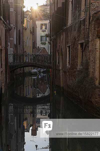 Italien Venedig Brücke über den venezianischen Kanal bei Sonnenuntergang