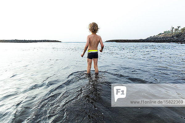 Rückansicht von Boy at the beach  Adeje  Teneriffa  Kanarische Inseln  Spanien