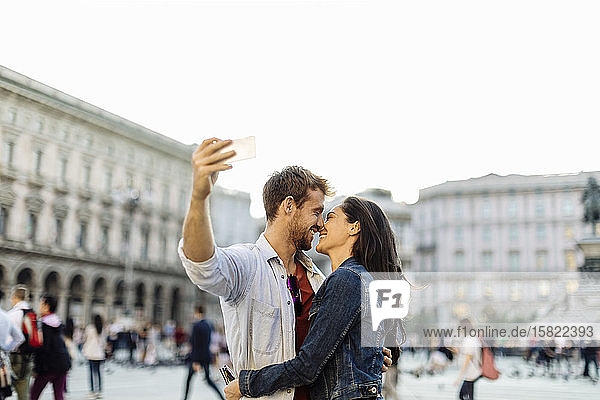 Glückliches junges Paar  das ein Selfie in der Stadt macht  Mailand  Italien