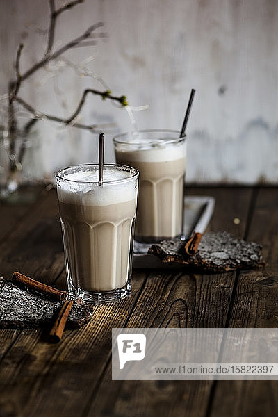 Gläser eisgekühlter Chai mit Milchschaum und Zimt