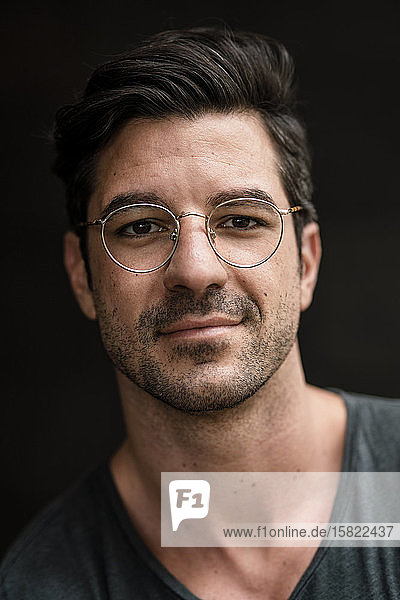 Porträt eines selbstbewussten Brillenträgers