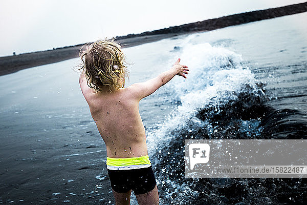 Junge spielt an der Strandpromenade  Adeje  Teneriffa  Kanarische Inseln  Spanien