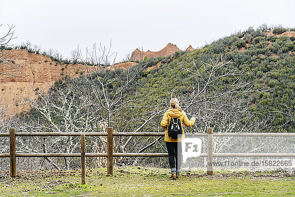 Wanderin auf einem Aussichtspunkt mit Blick auf Mina de Oro Romana  ehemalige Goldmine  Las Medulas  Kastilien und León  Spanien