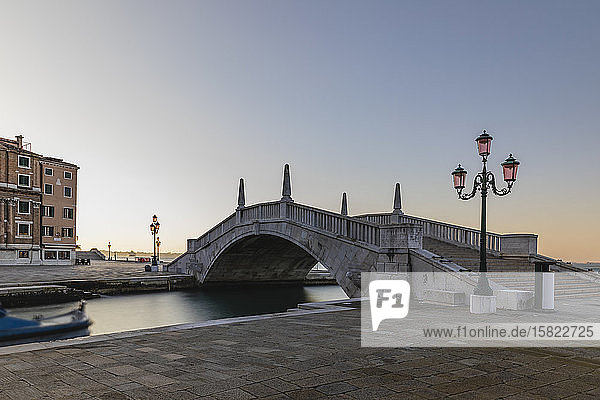Italien Venedig Puente Arsenalbrücke im Morgengrauen