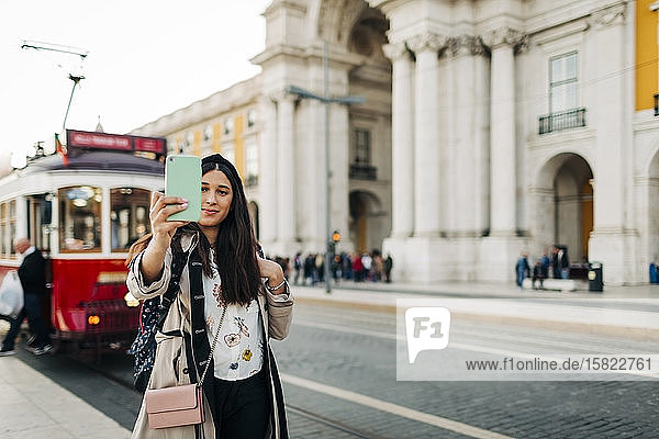 Junge weibliche Reisende beim Selfie in Praca do Comercio  Lissabon  Portugal