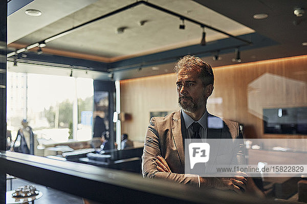 Porträt eines reifen Geschäftsmannes in der Hotellobby