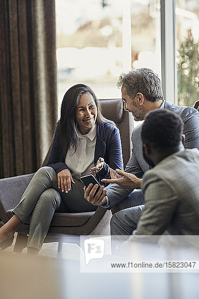 Geschäftsleute bei einem Meeting in der Hotellobby