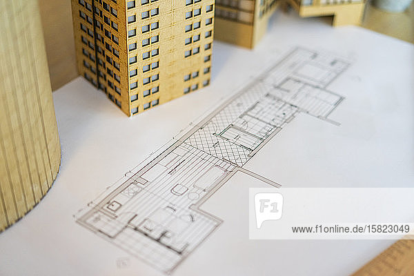 Architektonisches Modell und Plan auf dem Tisch