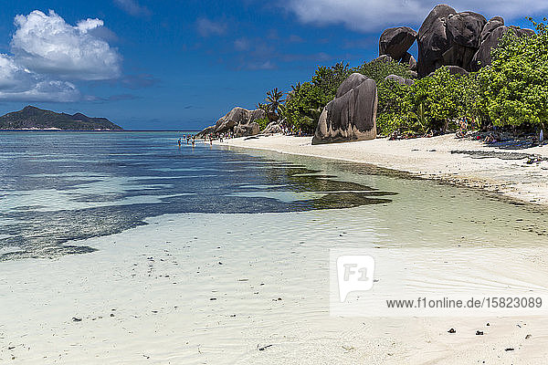 Seychellen  Sandstrand der Insel La Digue im Sommer