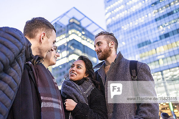 Glückliche Freunde sprechen in der Stadt London UK