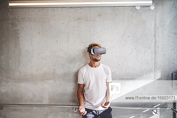 Junger Mann mit Virtual-Reality-Brille