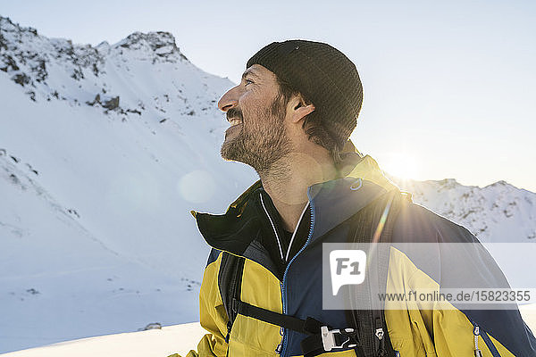 Porträt eines Mannes während einer Skitour  Lenzerheide  Graubünden  Schweiz