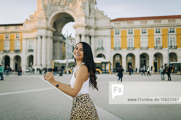 Porträt einer glücklichen jungen Frau  die in der Stadt tanzt  Lissabon  Portugal