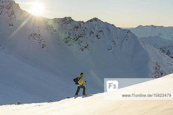 Mann während Skitour  Lenzerheide  Graubünden  Schweiz