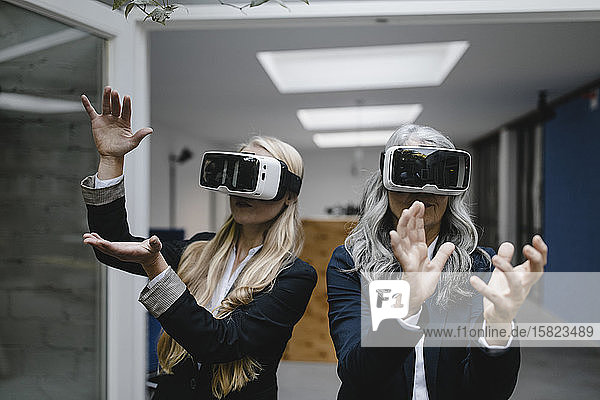 Reife und junge Geschäftsfrau mit VR-Brille