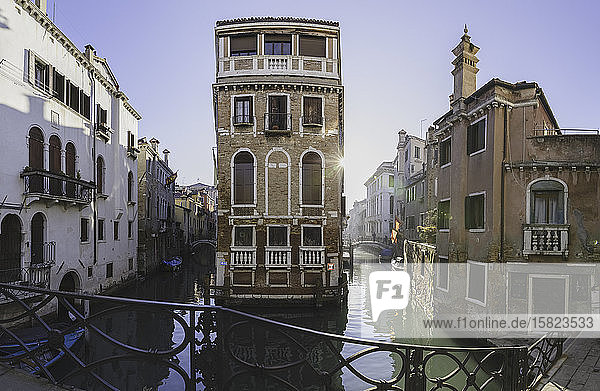 Italien Venedig Sonne beleuchtet Häuser entlang des venezianischen Kanals