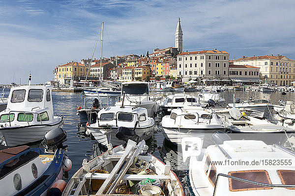 Kroatien  Istrien  Rovinj  Boote im Hafen