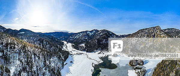 Deutschland, Bayern, Reit im Winkl, Hubschrauberansicht des schneebedeckten Tals in den Chiemgauer Alpen