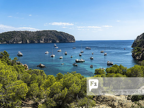 Spanien, Balearen, Camp de Mar, Verschiedene in der Bucht der Insel Mallorca schwimmende Boote