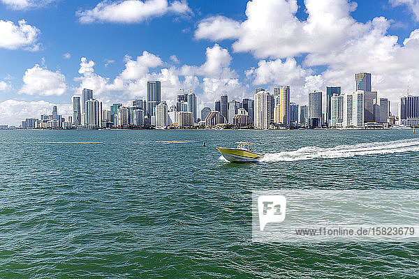 USA  Florida  Skyline von Downtown Miami mit Motorboot auf dem Wasser