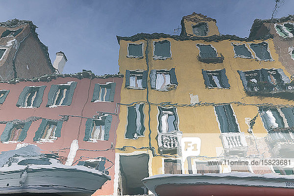 Italien Venedig Häuser die sich im Kanal spiegeln