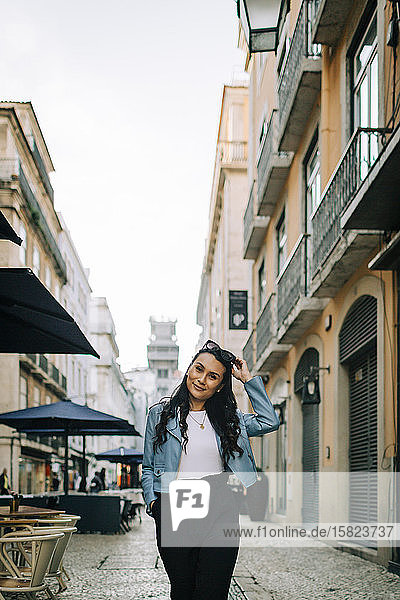 Porträt einer lächelnden jungen Frau in der Stadt  Lissabon  Portugal