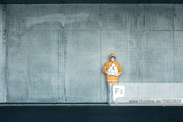 Porträt eines Mannes in Schutzkleidung mit Toilettenpapier in der Hand