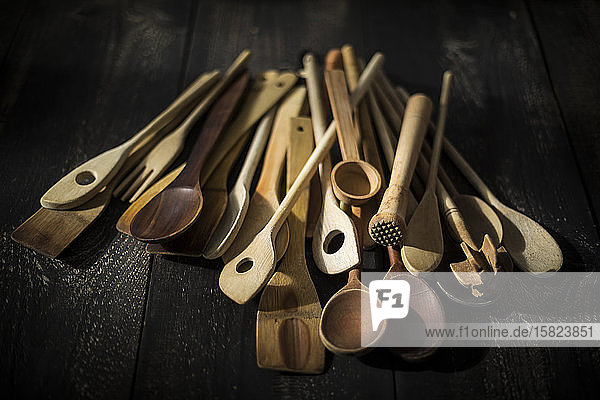 Stapel verschiedener Küchenutensilien aus Holz