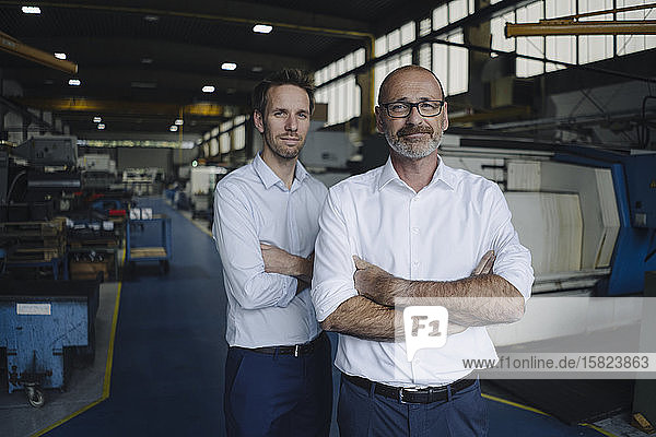 Porträt von zwei selbstbewussten Männern in einer Fabrik