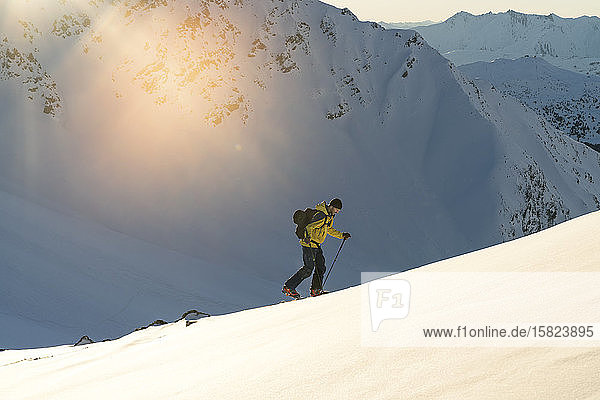 Mann während Skitour  Lenzerheide  Graubünden  Schweiz