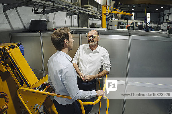 Zwei Männer unterhalten sich in einer Fabrik