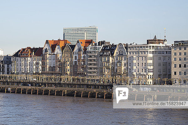 Deutschland  Nordrhein-Westfalen  Düsseldorf  Reihe von Altstadthäusern entlang der Uferpromenade