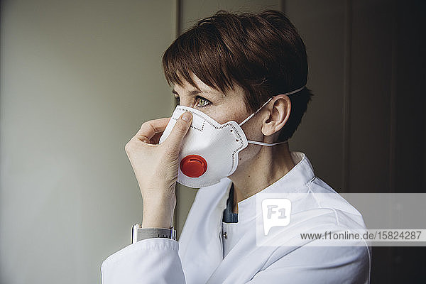 Ärztin setzt FFP3-Maske auf