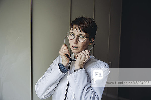 Portrit einer Ärztin mit Stethoskop