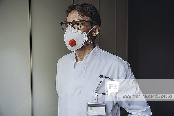 Porträt eines Arztes  mit Schutzmaske