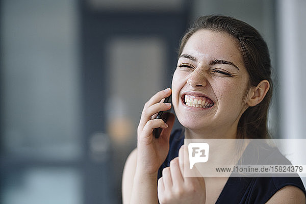 Porträt einer jungen Frau am Telefon