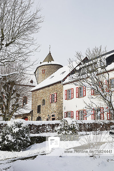 Deutschland  Nordrhein-Westfalen  Wildenburg  Historisches Dorf im Winter