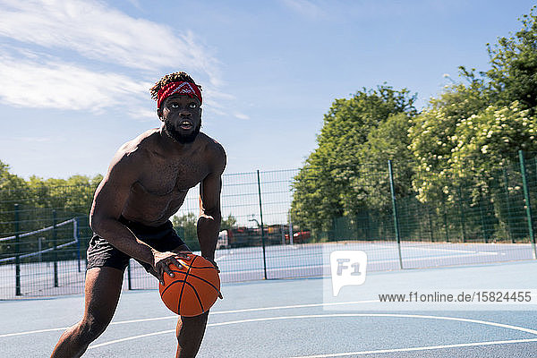 Mann spielt Basketball und schaut auf