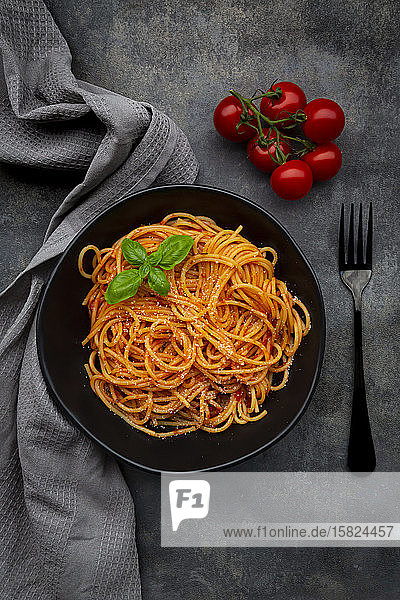 Schüssel Spaghetti mit Basilikum und Parmesan