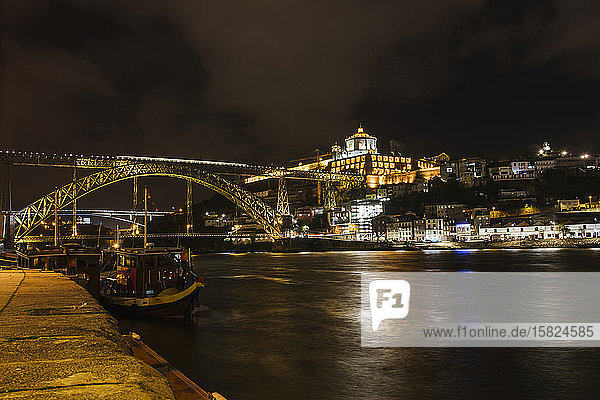 Portugal  Porto  Dom Luis I Brücke und umliegende Stadtgebäude bei Nacht
