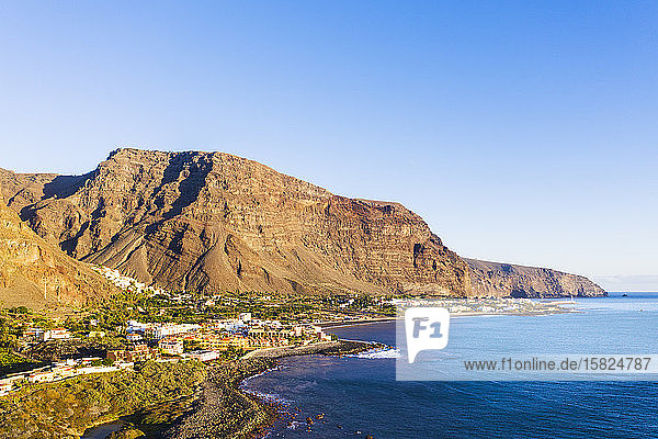 Spanien  Santa Cruz de Tenerife  Valle Gran Rey  Klarer Himmel über der Küstenstadt auf der Insel La Gomera