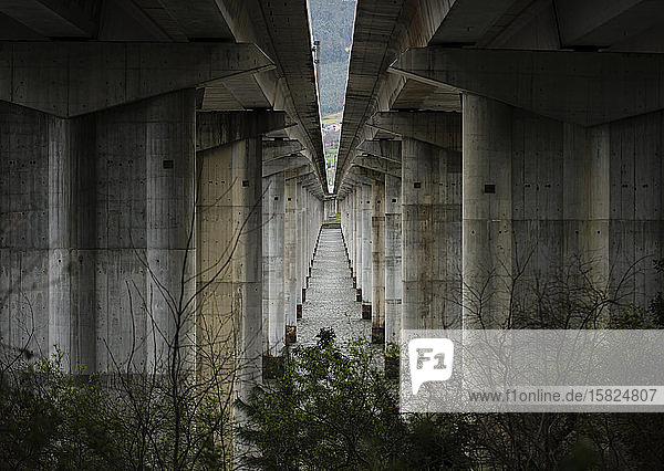 Pfeiler einer Autobahnbrücke in verlassener Umgebung