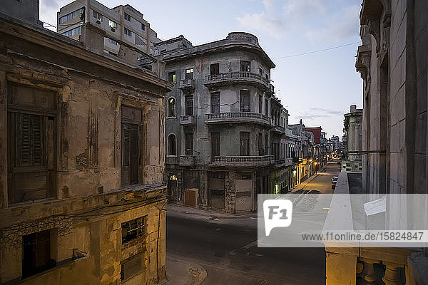 Heruntergekommene Gebäude im Stadtzentrum  Havanna  Kuba