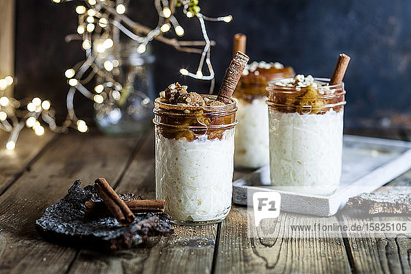Dosen Milchreis mit Zimt und gerösteten Pflaumen