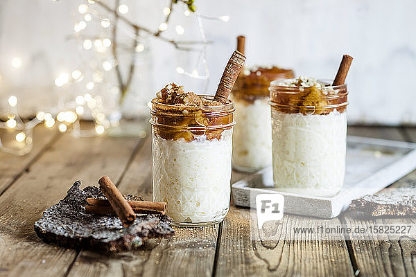 Dosen Milchreis mit Zimt und gerösteten Pflaumen