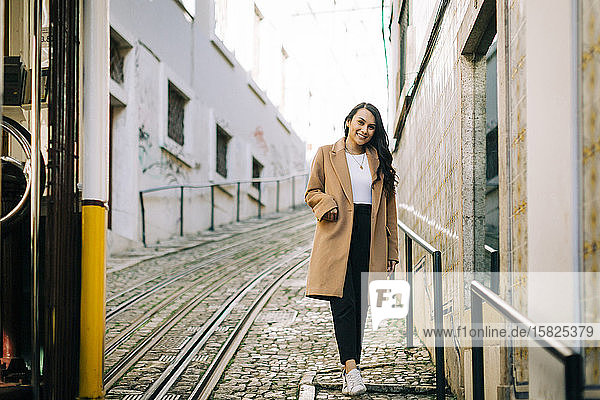 Porträt einer modischen jungen Frau  die die Straße entlang geht  Lissabon  Portugal