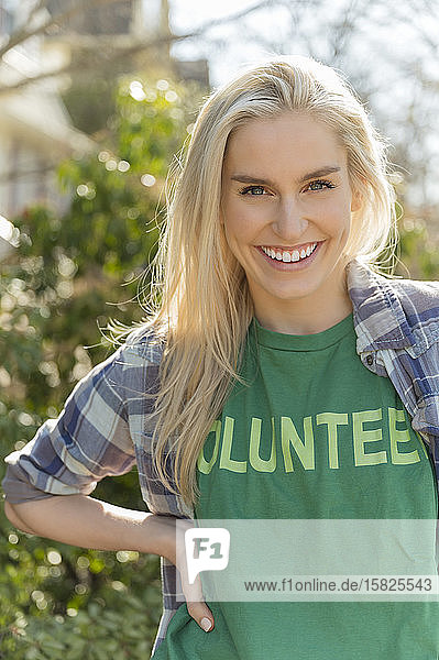 Porträt einer lächelnden Frau im Freiwilligen-T-Shirt