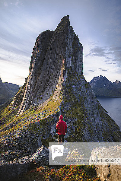 Norwegen  Senja  Mann steht vor dem Berg Segla bei Sonnenaufgang